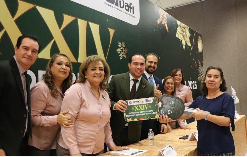 $!Entrega simbólica a socia beneficiada.