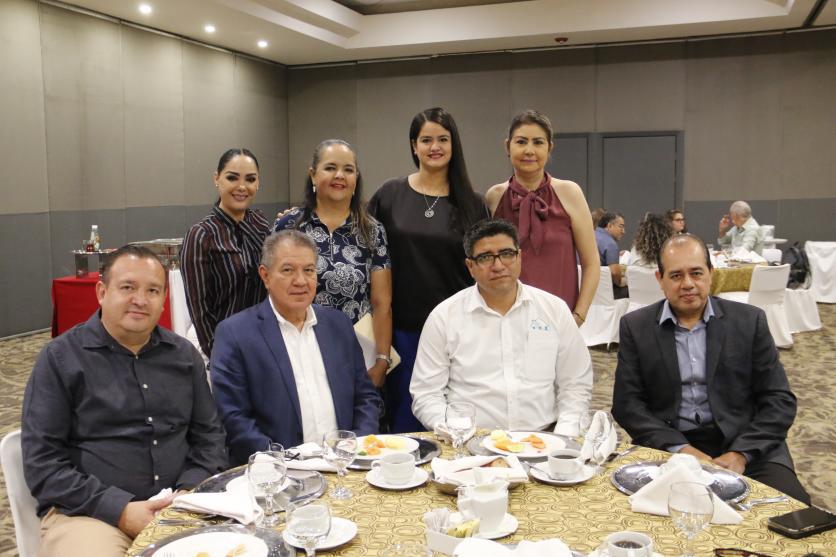 $!Celebran periodistas a la maestra ‘Techa’ en el Día de la Libertad de Expresión