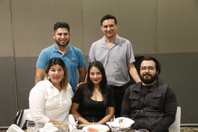 $!Celebran periodistas a la maestra ‘Techa’ en el Día de la Libertad de Expresión