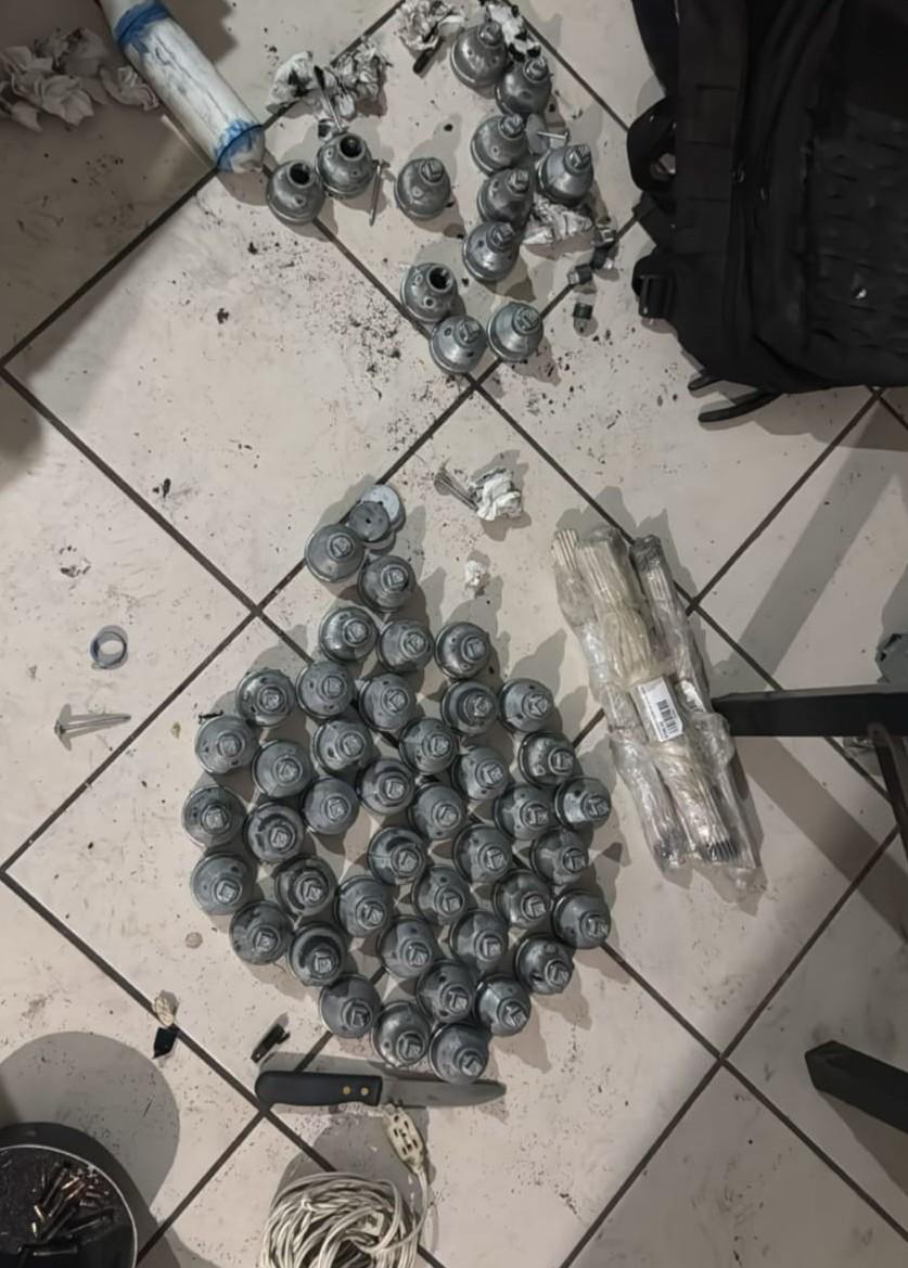 $!Aseguran a tres personas y arsenal en casa usada para fabricar explosivos en Culiacán