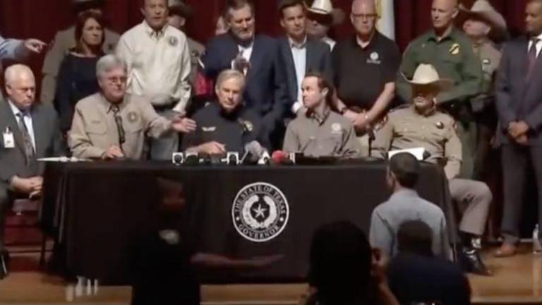 Las autoridades de Texas en conferencia de prensa.