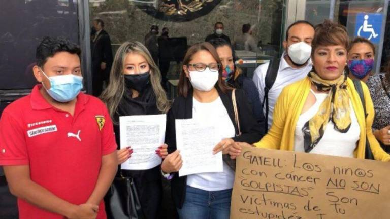 Padres de niños con cáncer denuncian ante FGR a López-Gatell por genocidio y discriminación