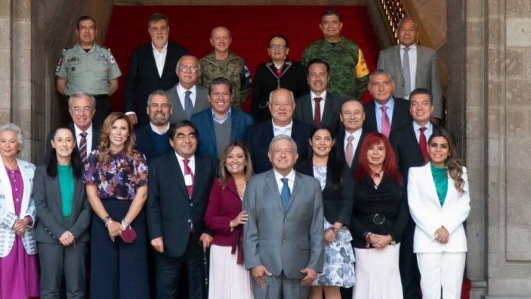 El Presidente Andrés Manuel López Obrador con algunos Gobernadores y funcionarios del Gobierno de México.
