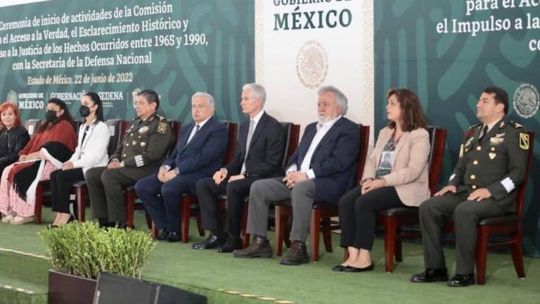 El Presidente, autoridades civiles y militares.