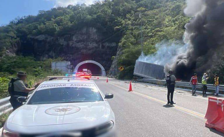Un muerto y un herido tras volcadura e incendio de tráiler en autopista Durango-Mazatlán