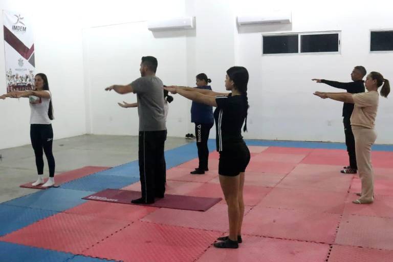 Practican yoga deportivo para apoyar a damnificados en Guerrero