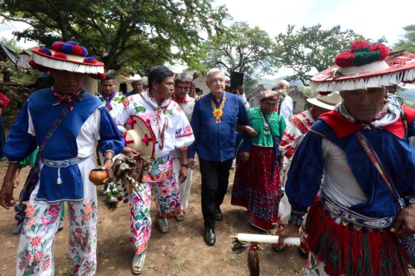 $!Autoridades wixárikas entregan propuesta de decreto a AMLO; reconocen 4 de sus pueblos como lugares sagrados