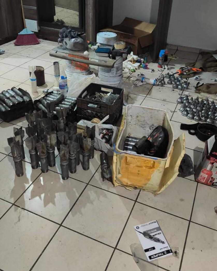 $!Aseguran a tres personas y arsenal en casa usada para fabricar explosivos en Culiacán