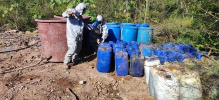 $!Ejército asegura 2.9 toneladas de precursores químicos para drogas en zona rural de Culiacán