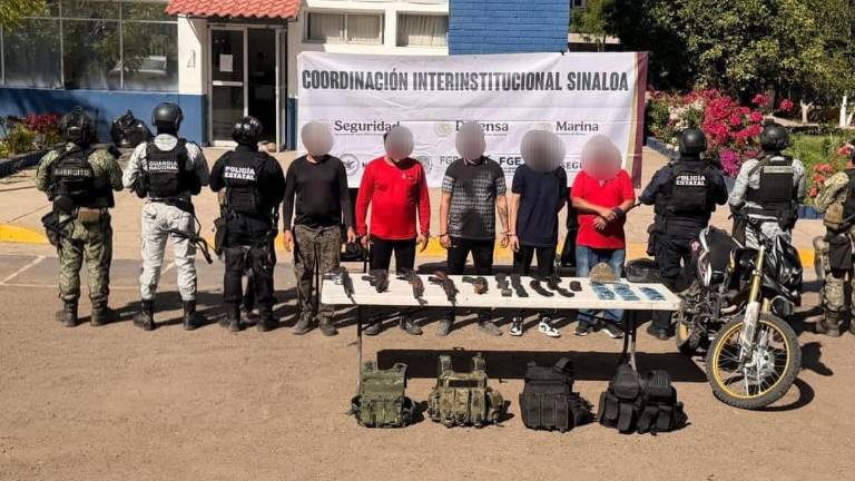 Además de los detenidos, se aseguraron cinco armas largas, 13 cargadores, cuatro chalecos tácticos y una motocicleta.