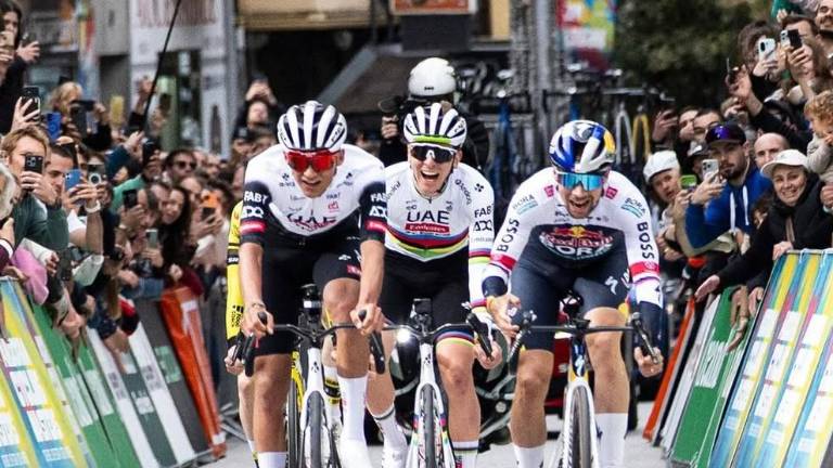 Isaac del Toro (izq.), corredor del UAE Team Emirates, sumó 51 puntos para ser segundo de la general.