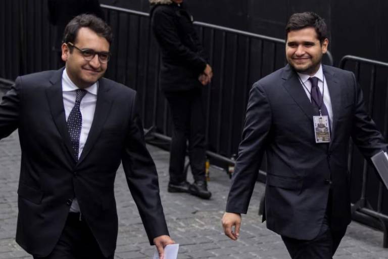 Presentan amparo para que hijos de AMLO no sean detenidos, revela periodista