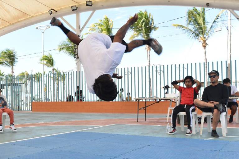 B-Boys y B-Girls arman batallas de breaking, en la cancha del Parque Martiniano Carvajal