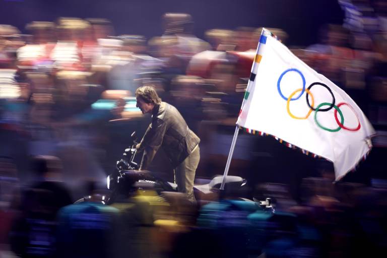 Tom Cruise recibe la estafeta de París a Los Ángeles 2028