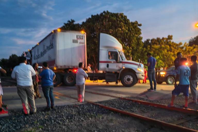 Tráiler es embestido por el ferrocarril en La Cruz de Elota