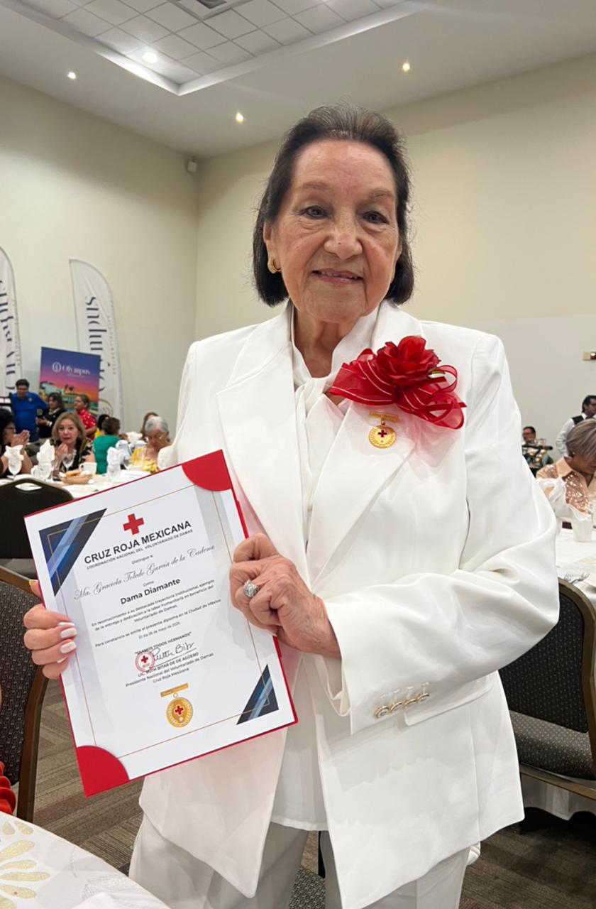 $!María Graciela Toledo García de la Cadena recibió un reconocimiento por 50 años en Cruz Roja Mazatlán.
