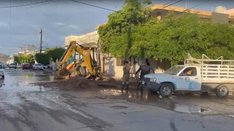 Una falla en la red de agua potable registrada en el fraccionamiento Lomas del Mar provocó la intervención de personal de Jumapam este jueves.