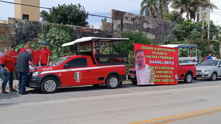 Aurigueros exigen que las guaguas y charteros no les invadan sus fuentes de trabajo realizando traslados de personas en Mazatlán.
