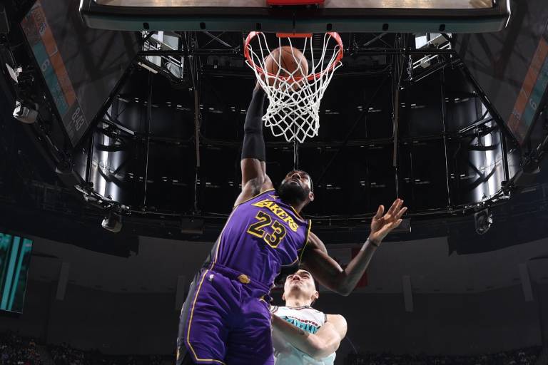 LeBron James sufre esguince de rodilla en la eliminación de los Lakers