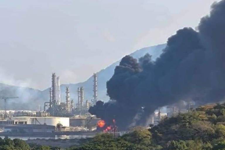 Sofocan incendio en refinería de Pemex en Salina Cruz, Oaxaca