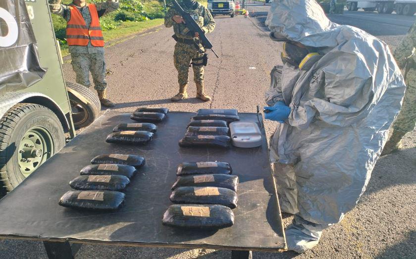 $!Ejército asegura droga y detiene a dos personas en puesto de seguridad en Ahome