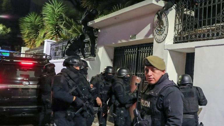 La Policía Nacional de Ecuador irrumpió la noche del 5 de abril de 2024 en la sede de la Embajada de México en Quito