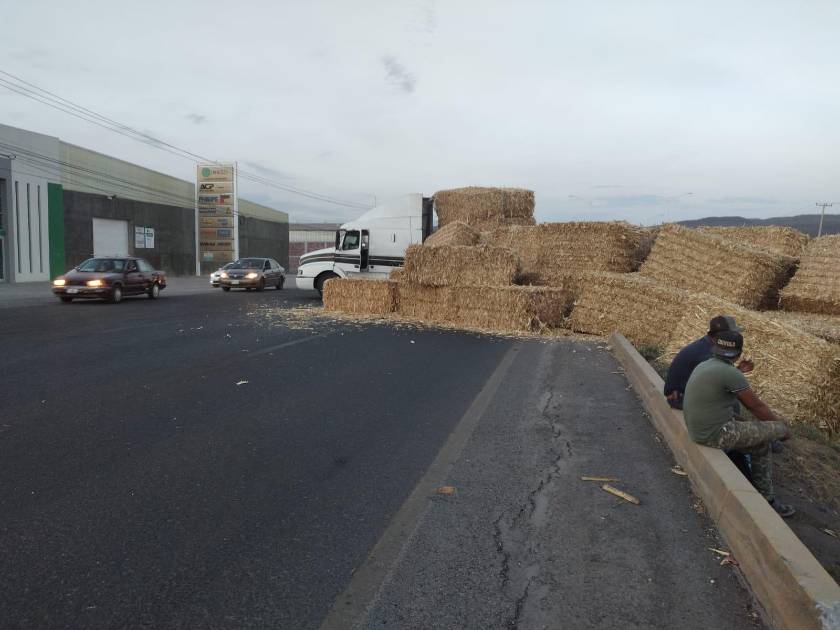 Un tráiler cargado con alimento para ganado se accidenta por la ...