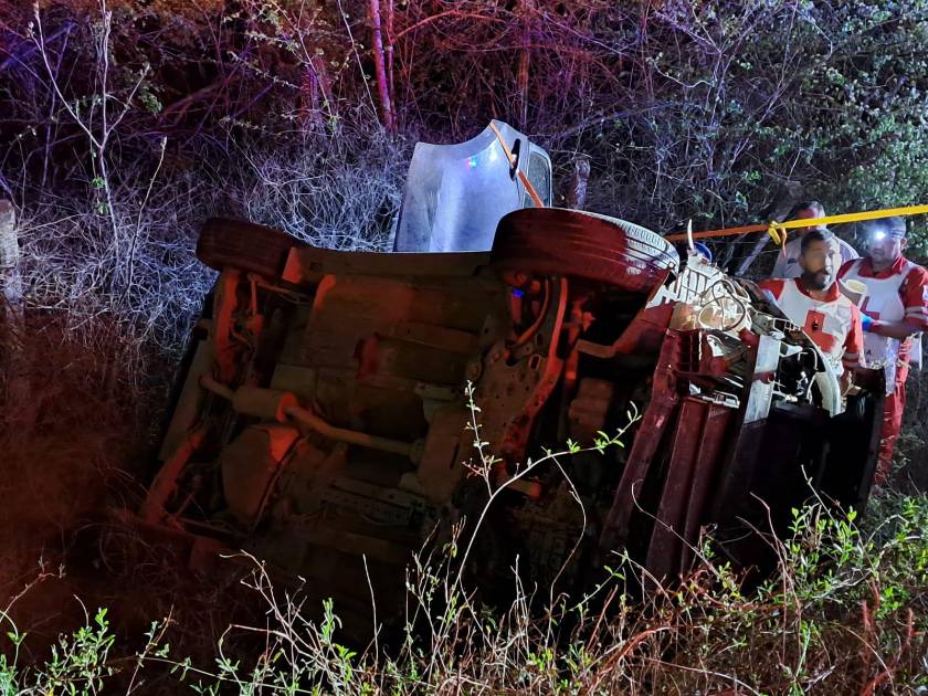 Camioneta pierde el control y termina volcada en carretera de Culiacán