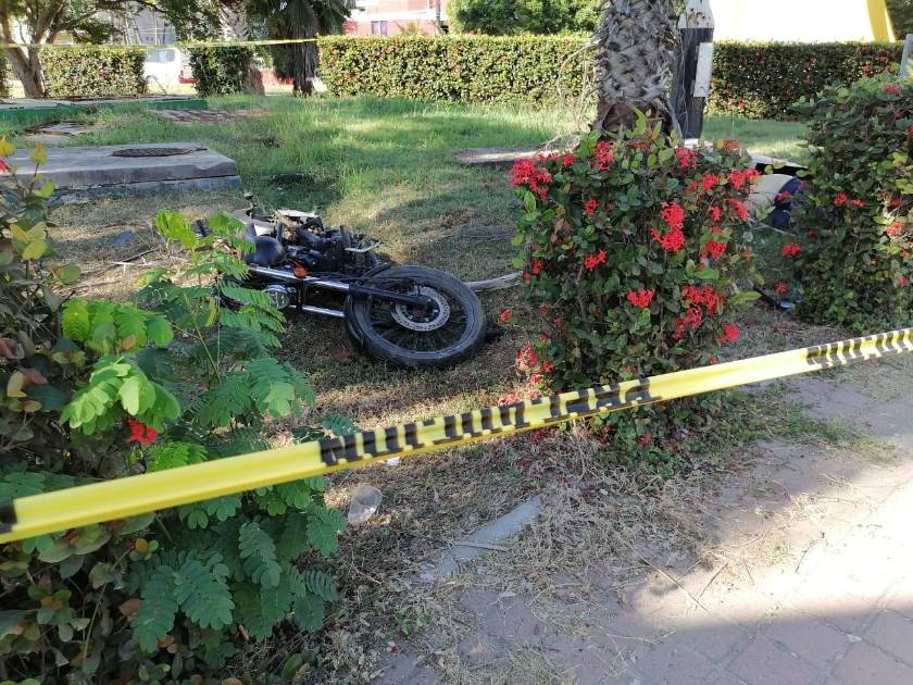 Muere joven en la Marina Mazatlán al derrapar en moto y chocar contra ...
