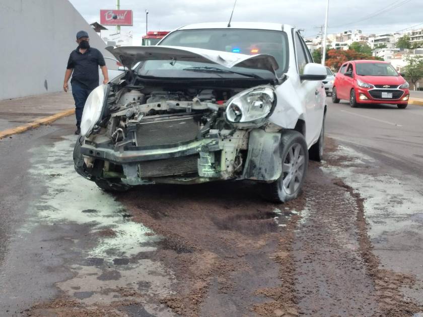 Conductor pierde el control del volante y choca en Colinas de San Miguel