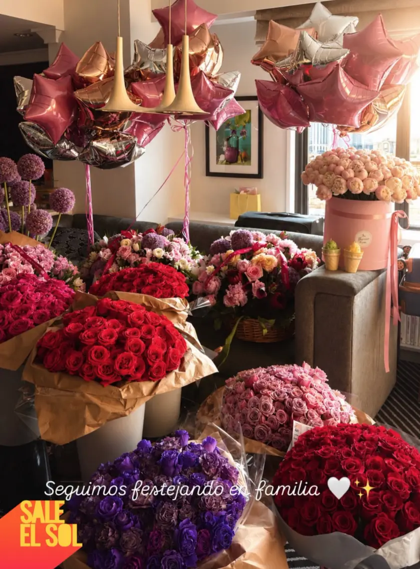 $!La cantante recibe muchos arreglos florales por su cumple.