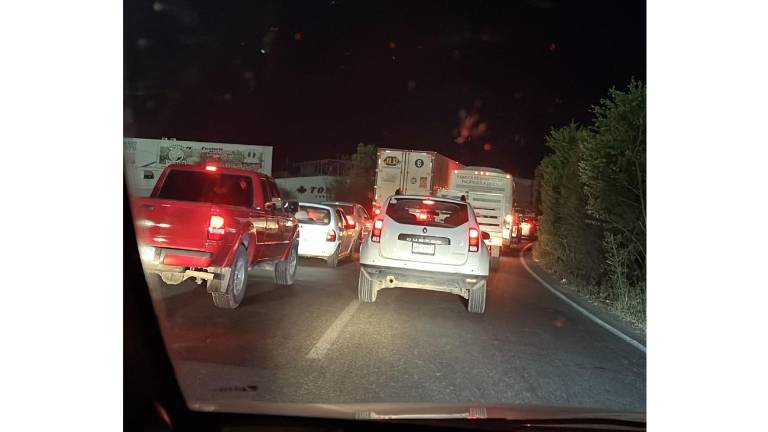 Diversos puntos de Sinaloa registran bloqueos carreteros.