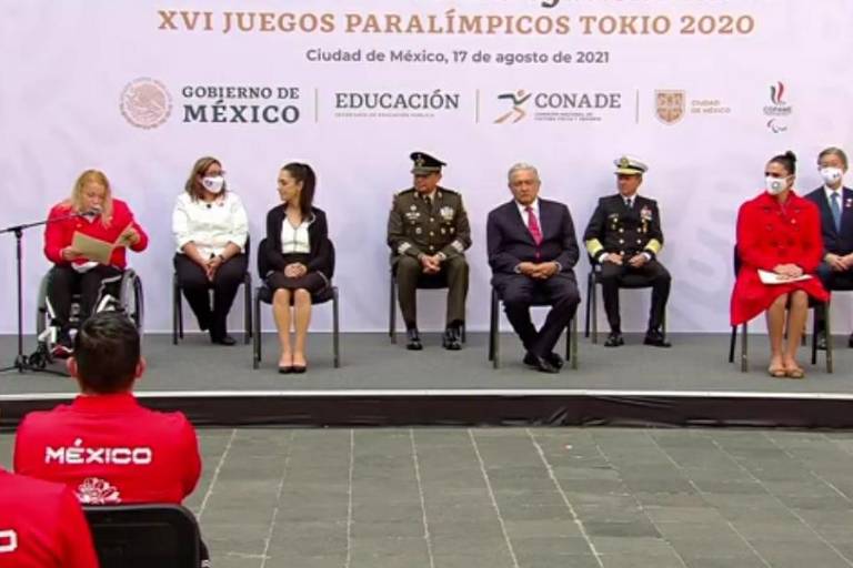 Mazatleca Rosa María Guerrero da mensaje durante abanderamiento de delegación paralímpica mexicana