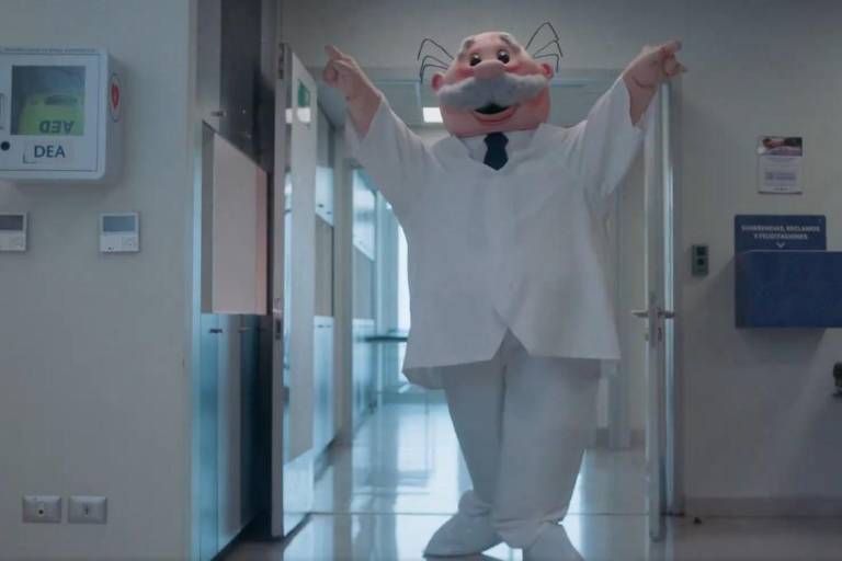 Debuta el Dr. Simi como actor en Netflix en serie española