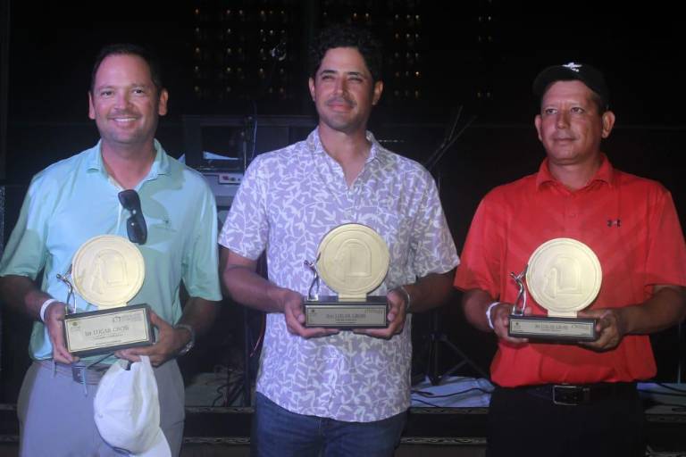 Disfrutan mazatlecos y turistas de la fiesta golfista