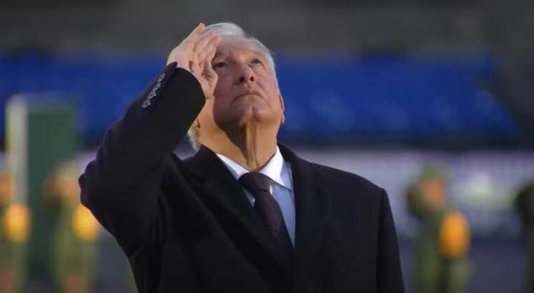 AMLO encabeza izamiento de bandera a media asta, en memoria de víctimas de sismos de 1985 y 2017