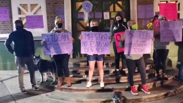 Maestra, alza la voz; no estás sola! es el grito de universitarios que mostraron empatía con la profesora de UAEM que sufrió violencia intrafamiliar.