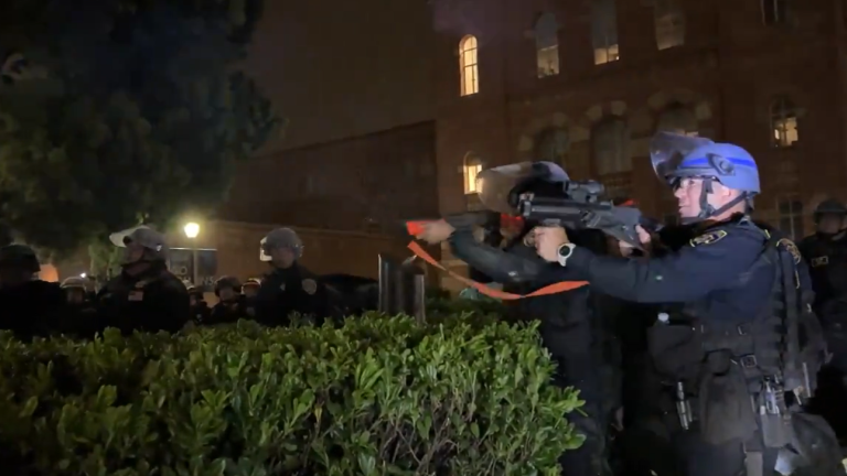 Momento en que policías disparan balas de goma a los estudiantes de la UCLA.
