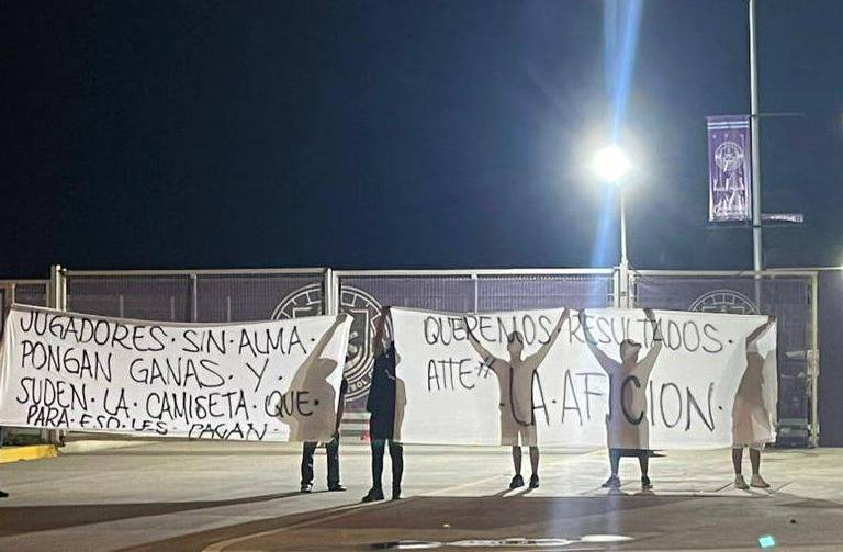 Protestan aficionados de Mazatlán FC contra el equipo tras el pésimo arranque