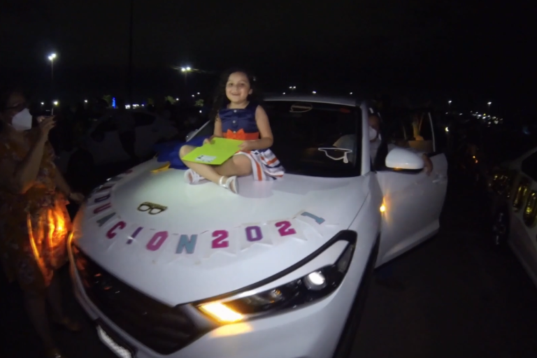 Culminan etapa estudiantil en formato autocinema