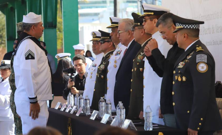 Reconocen heroísmo de marinos que salvaron a menor de morir ahogado en la Playa Brujas