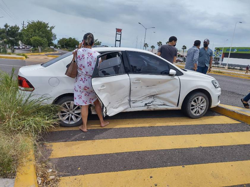 Una mujer lesionada deja choque en la salida norte de Culiacán
