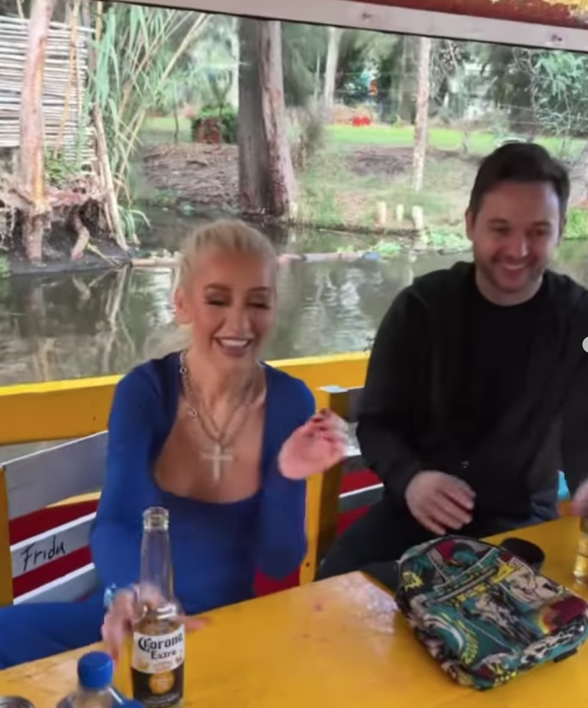 $!La cantante estuvo acompañada por su novio Matthew Rutler.