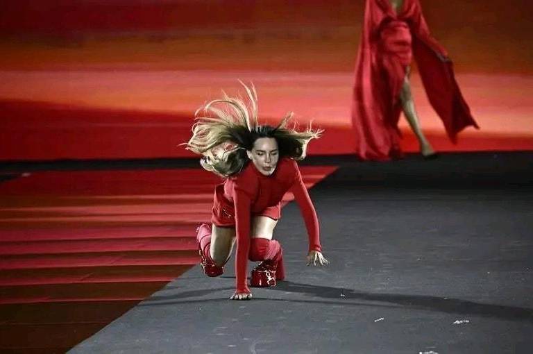 Tropieza y cae al suelo Belinda en su paso por la pasarela en la Semana de la Moda en París