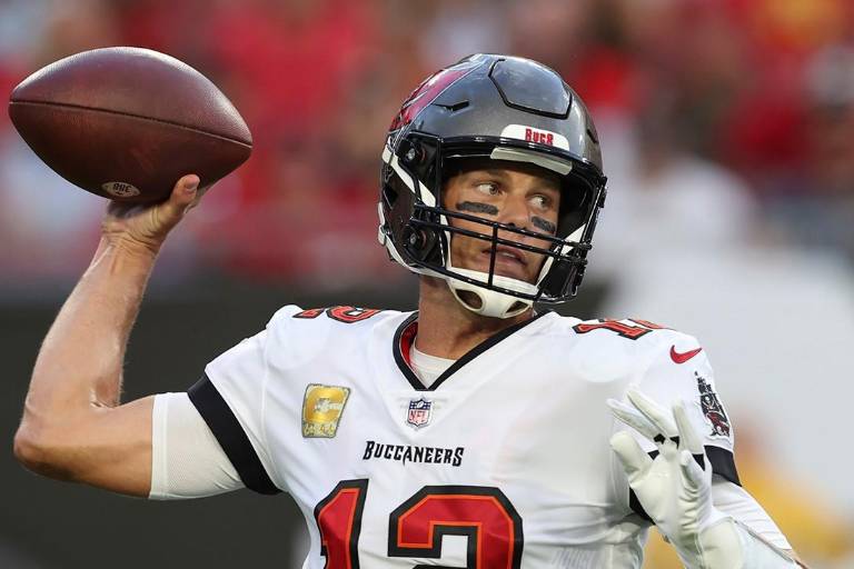 Tom Brady se convierte en el primer jugador de la NFL en lanzar para 100 mil yardas