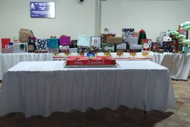 Ingenieros brindan por el Año Nuevo