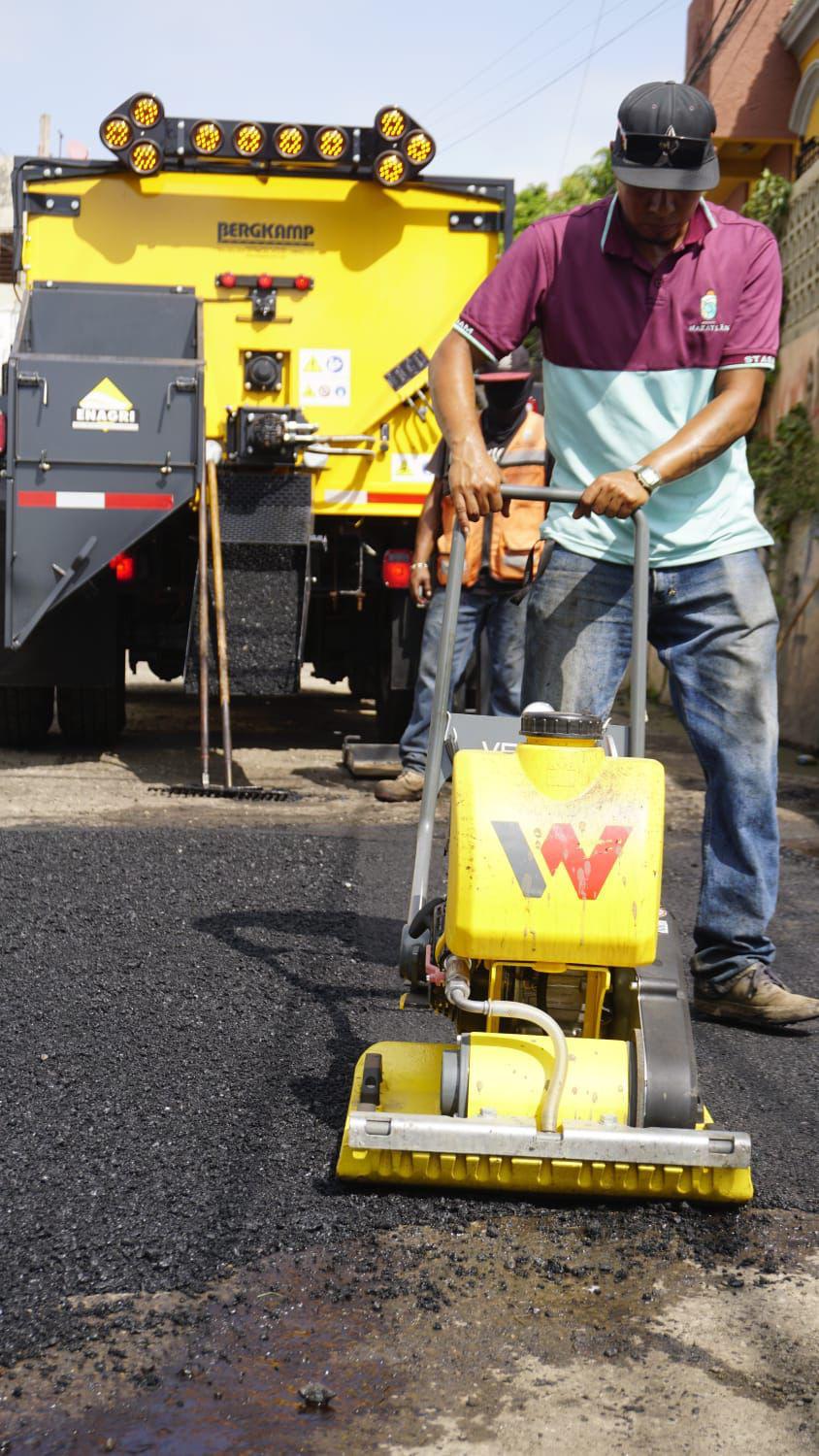 $!Empiezan a tapar los baches en Mazatlán con nueva maquinaria