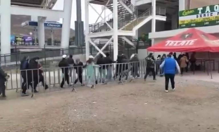 Aficionados arman caos en busca de boletos para Juego 6 de la final de la LMP