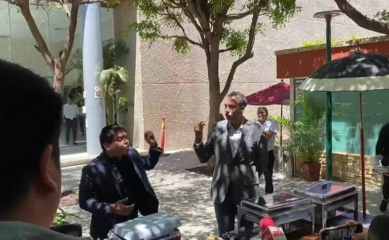 Diputado regala tacos por gasto millonario de la UAS en tortillas