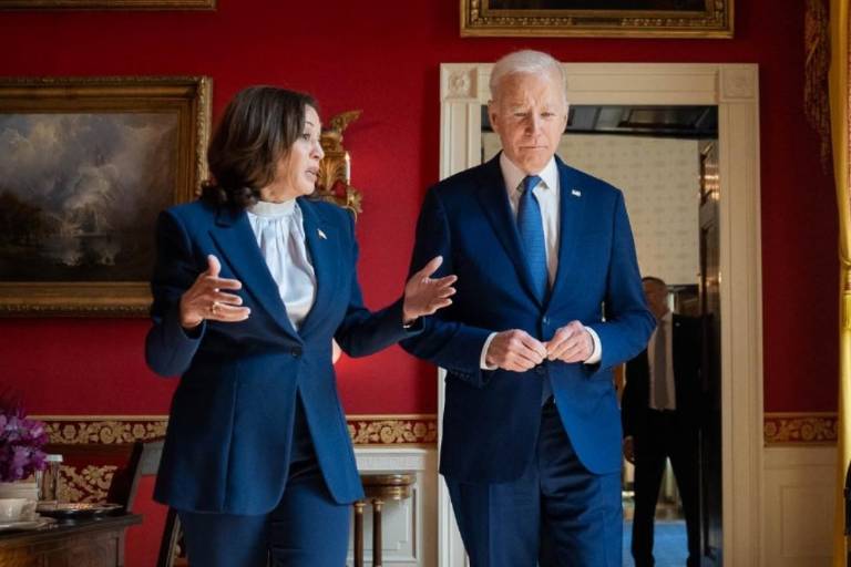 Kamala Harris elogia ‘inigualable’ legado de Biden; Pelosi respalda a vicepresidenta